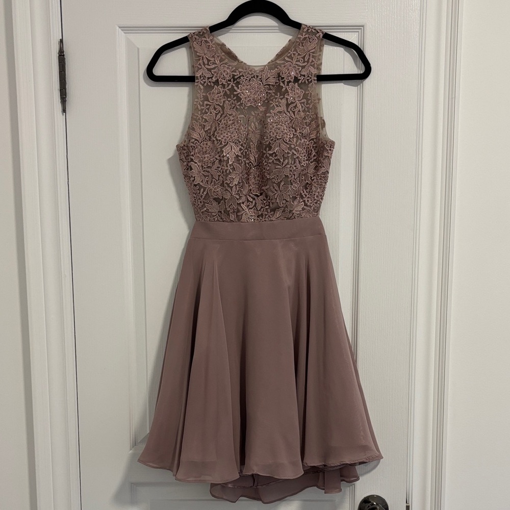 Elegant Lace Sleeveless Dress in Mauve